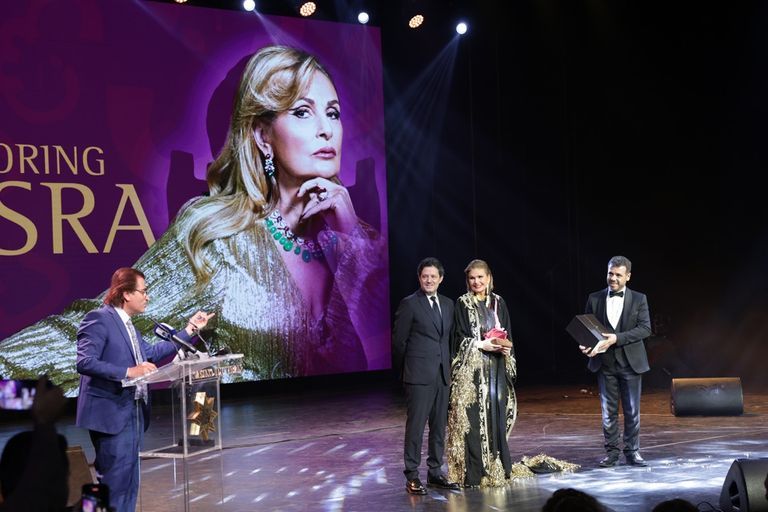 يسرا تبكي في مهرجان بيروت