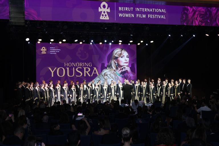 يسرا تبكي في مهرجان بيروت
