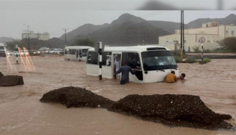 السيول تغرق شوارع عمان