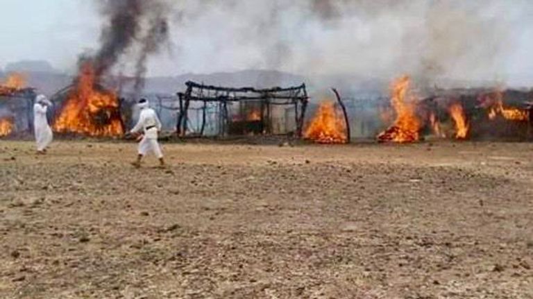 يمنية تتوسط آثار حريق منزلها