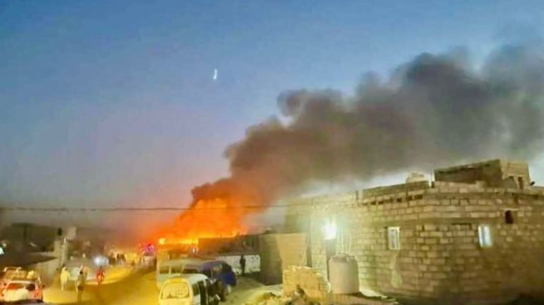 يمنية تتوسط آثار حريق منزلها