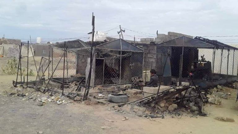 يمنية تتوسط آثار حريق منزلها