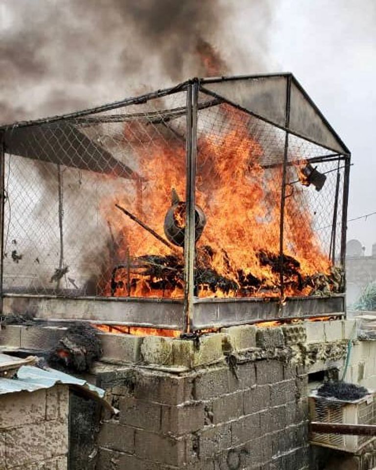 يمنية تتوسط آثار حريق منزلها