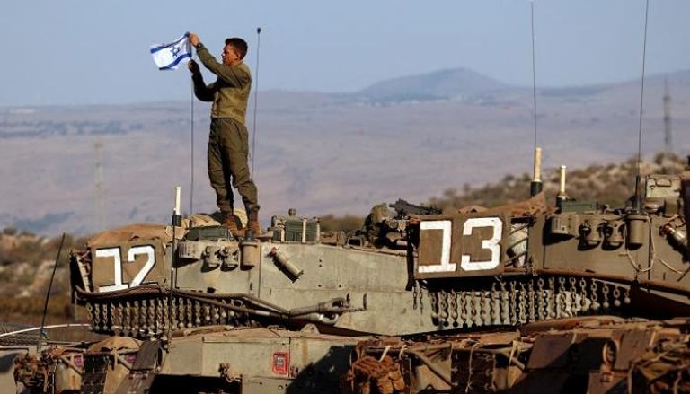 جندي إسرائيلي فوق دبابة قرب حدود لبنان - رويترز