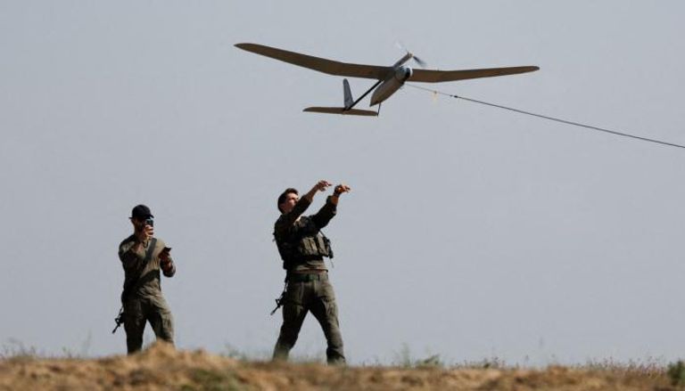 جنود إسرائيليون يطلقون طائرة بدون طيار قرب الحدود مع غزة