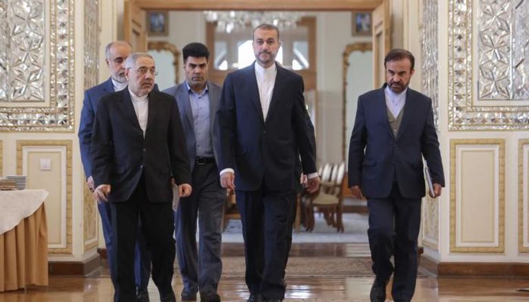 وزير خارجية إيران يتوسط عددا من الدبلوماسيين