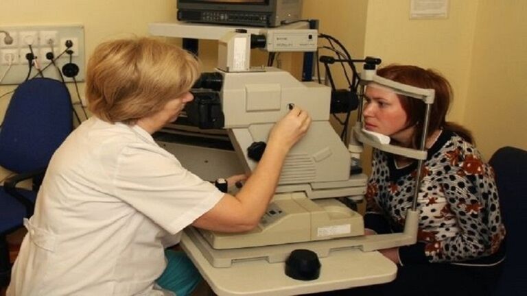 فتاة تمسك بنظارة لتحسين الرؤية