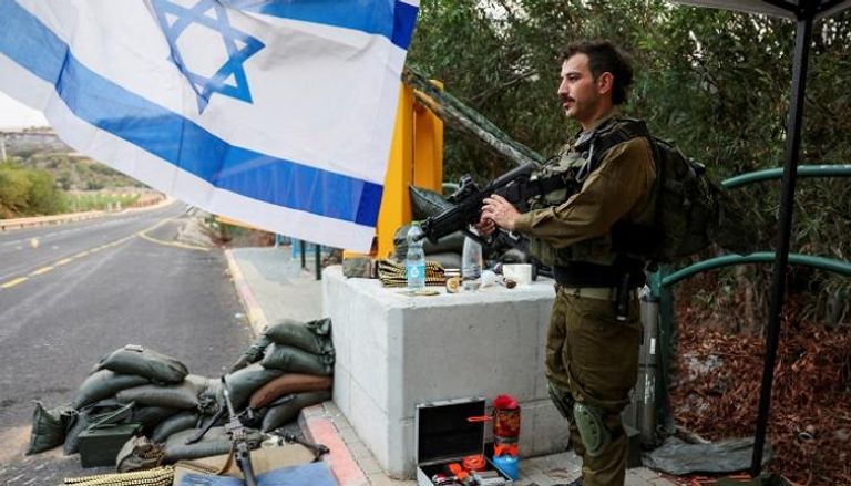 جندي إسرائيلي قرب الحدود مع لبنان - رويترز