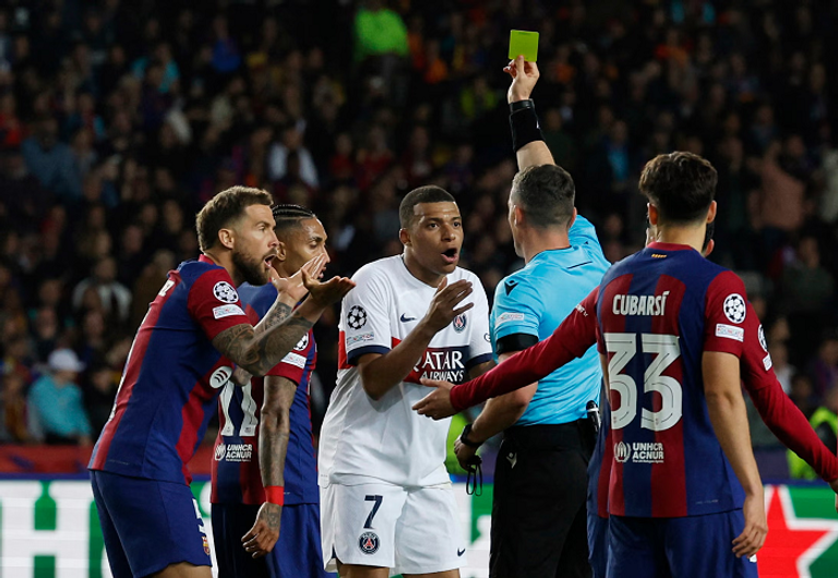 طرد رونالد أراوخو لاعب برشلونة ضد باريس سان جيرمان