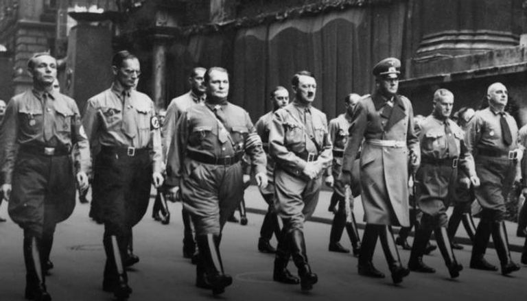 هتلر وسط عدد من رجاله