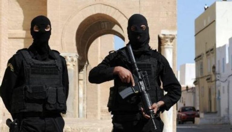 عنصران من قوة أمنية في تونس