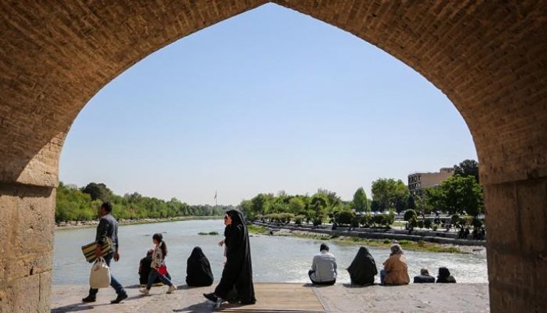 إيرانيون على جسر في مدينة أصفهان