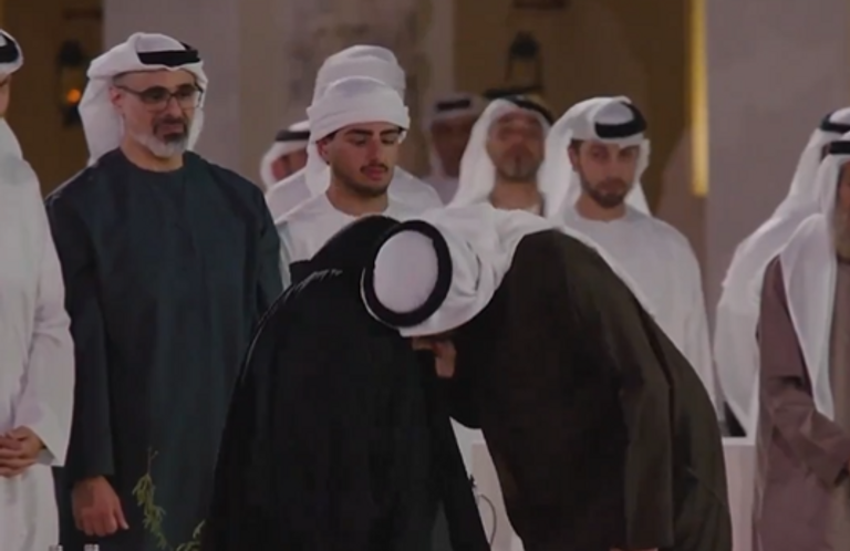 الشيخ محمد بن زايد آل نهيان يتحدث إلى إحدى المكرمات