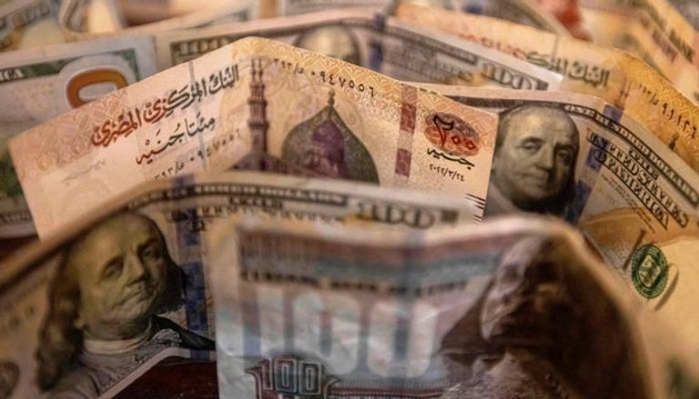 أوراق نقدية مصرية فئة 100 و200 جنيه مقابل الدولار الأمريكي