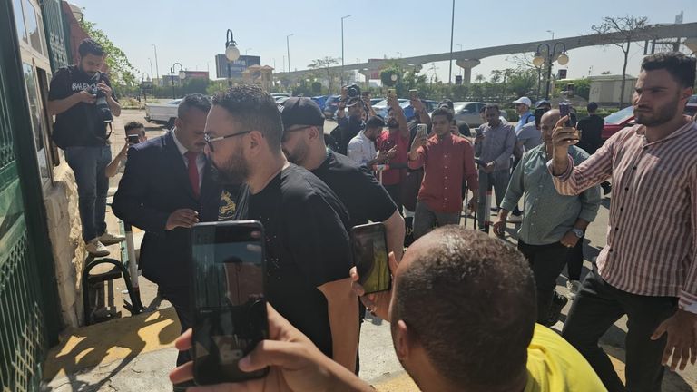 أحمد حلمي ومنى زكي في الجنازة