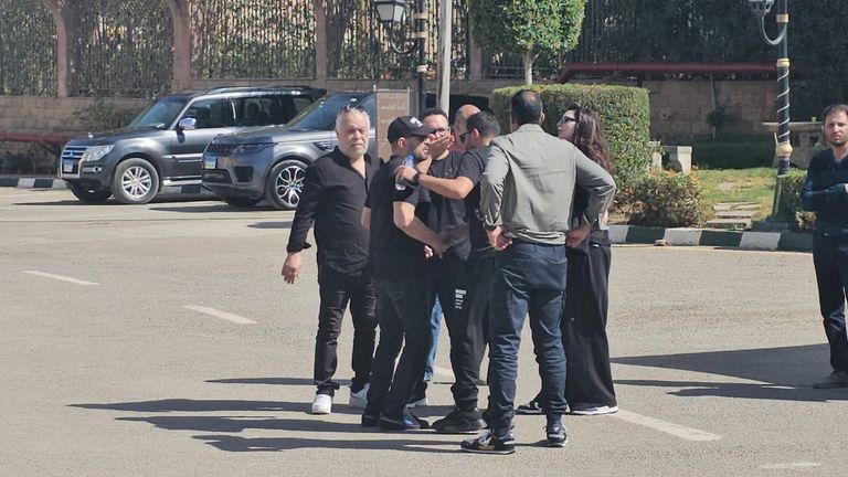 أحمد حلمي ومنى زكي في الجنازة