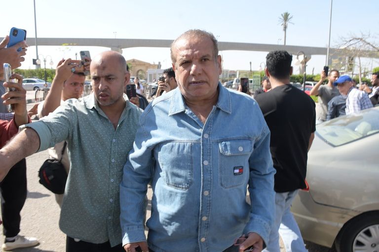 أحمد حلمي ومنى زكي في الجنازة