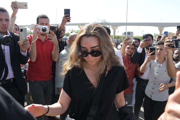 أحمد حلمي ومنى زكي في الجنازة