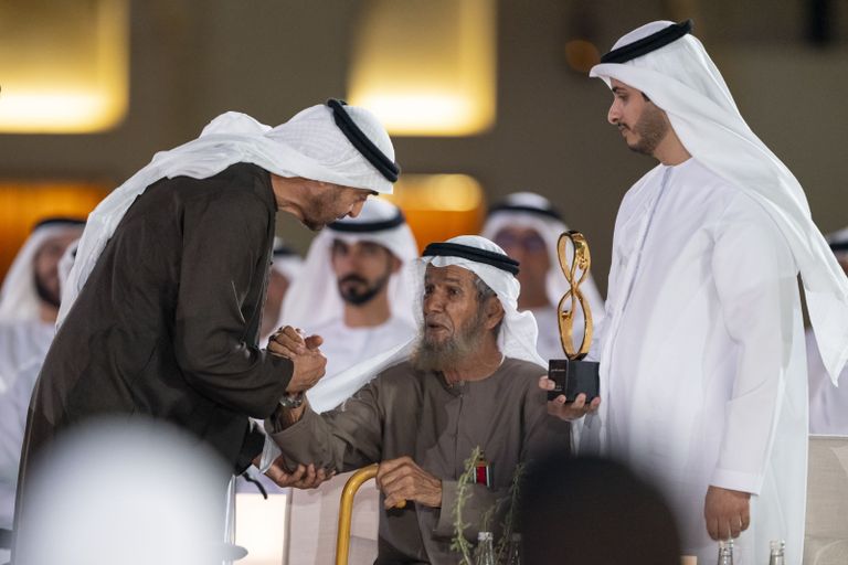 الشيخ محمد بن زايد آل نهيان يتحدث إلى إحدى المكرمات