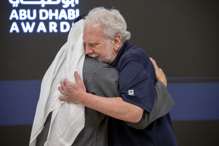 الشيخ محمد بن زايد آل نهيان يتحدث إلى إحدى المكرمات