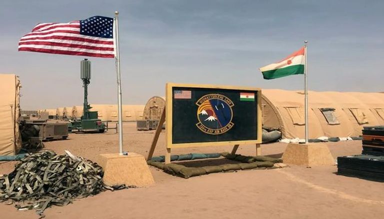 علم الولايات المتحدة إلى جانب علم النيجر فوق القاعدة 201
