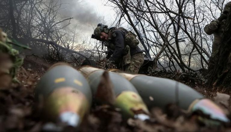جندي أوكراني يطلق مدفع هاوتزر