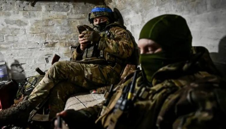 جندي أوكراني يستخدم هاتفه المحمول