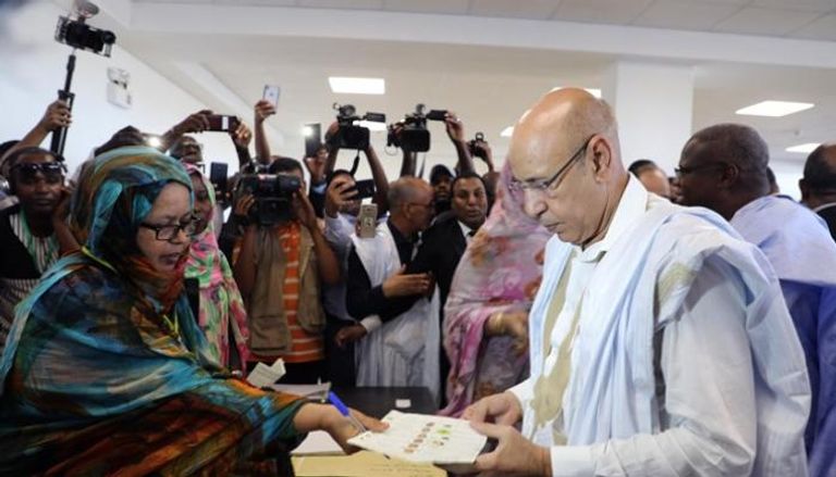 الرئيس الموريتاني الغزواني يدلي بصوته في أحد الاستحقاقات الديمقراطية