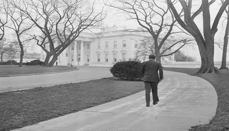 الرئيس كينيدي يسير خارج البيت الأبيض بعد قداس الأحد عام 1961