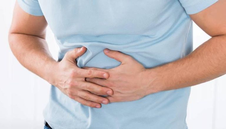 أعراض سرطان الأمعاء فتاة تعاني من آلالم في الأمعاء