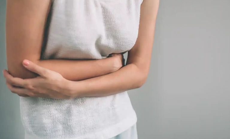 سيدة مصابة بآلام القولون العصبي