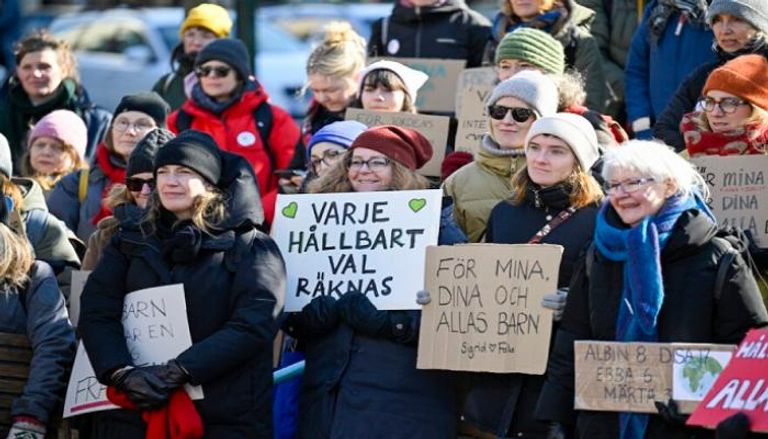 جانب من المظاهرة النسائية أمام مبنى البرلمان السويدي
