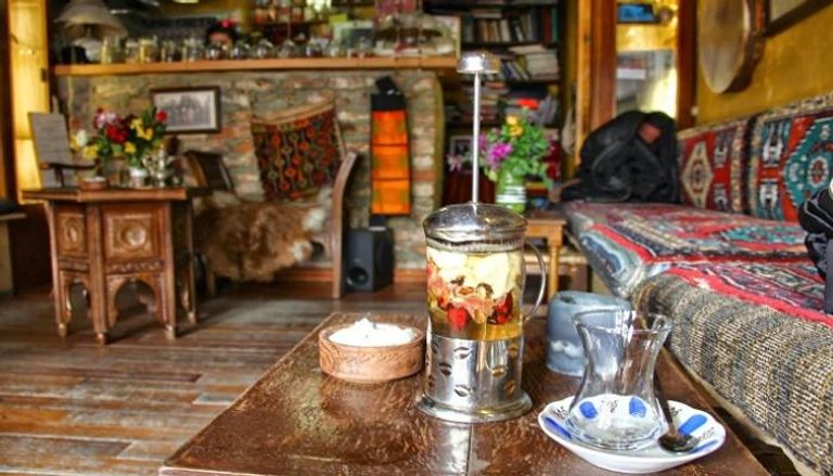 مقهى خالٍ من الزبائن في أنقرة