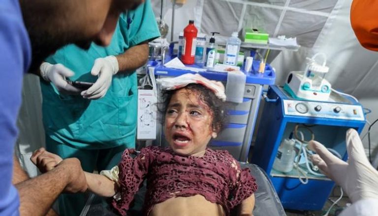 طفلة مصابة بقصف إسرائيلي أمس في رفح