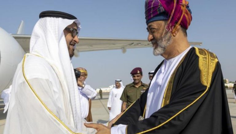 رئيس دولة الإمارات والسلطان هيثم بن طارق في لقاء سابق
