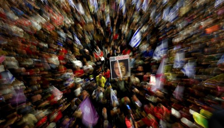 حشود غاضبة ترفع صورة نتنياهو تطالبه بالرحيل