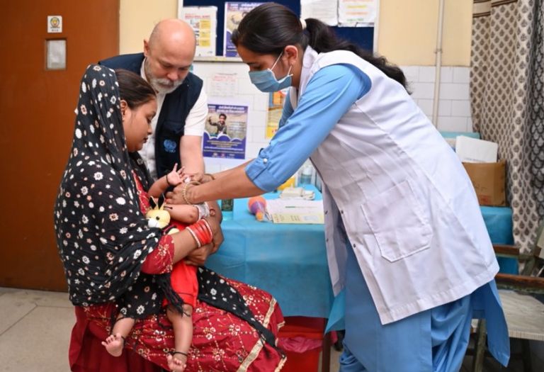 طفلة تتلقى التطعيم