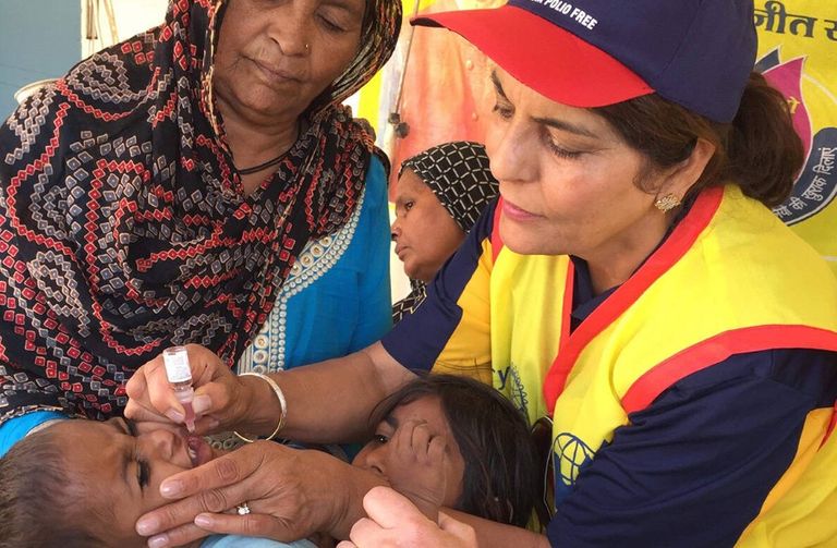 طفلة تتلقى التطعيم