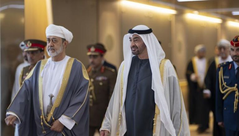 الشيخ محمد بن زايد آل نهيان خلال استقباله سلطان عمان