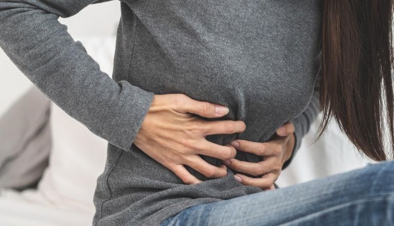 التقليل من خطر الإصابة بسرطان الأمعاء فتاة تعاني من آلالم في الأمعاء