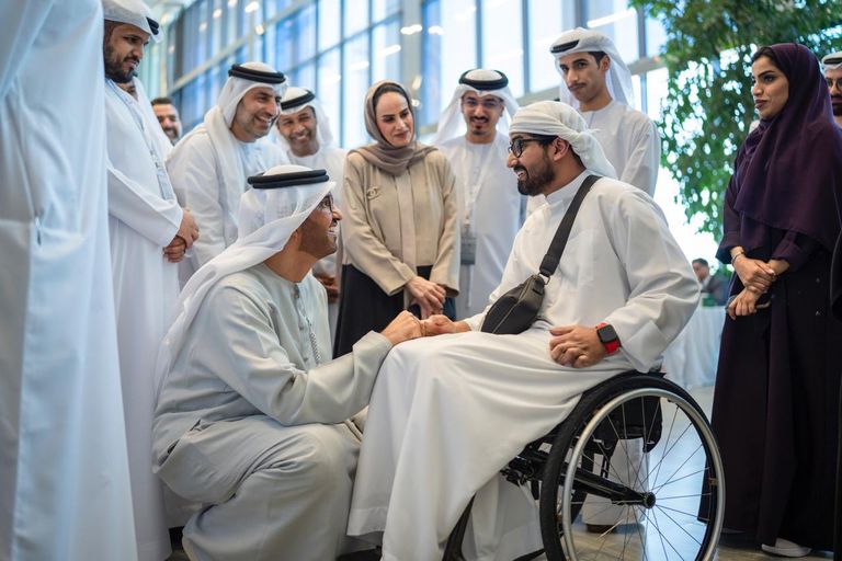 الدكتور سلطان الجابر يلتقي الكوادر الشابة الحاضرة للمعرض