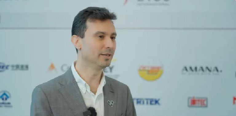 الدكتور سلطان الجابر يلتقي الكوادر الشابة الحاضرة للمعرض