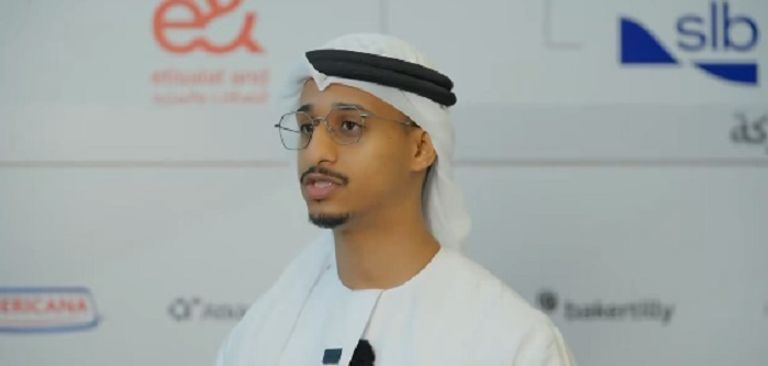 الدكتور سلطان الجابر يلتقي الكوادر الشابة الحاضرة للمعرض