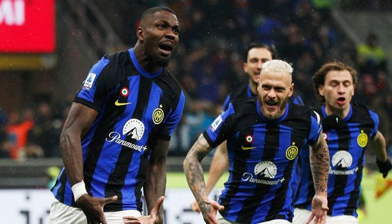 مباراة ميلان وإنتر ميلان في الدوري الإيطالي إنتر ميلان بطل الدوري الإيطالي