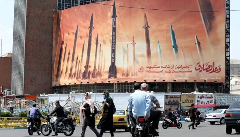 لوحة إعلانية تصور صواريخ إيرانية في طهران