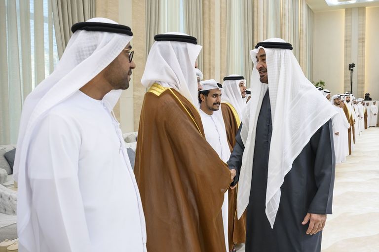 الشيخ محمد بن زايد آل نهيان والشيخ محمد بن راشد آل مكتوم يشهدان عرسا جماعيا