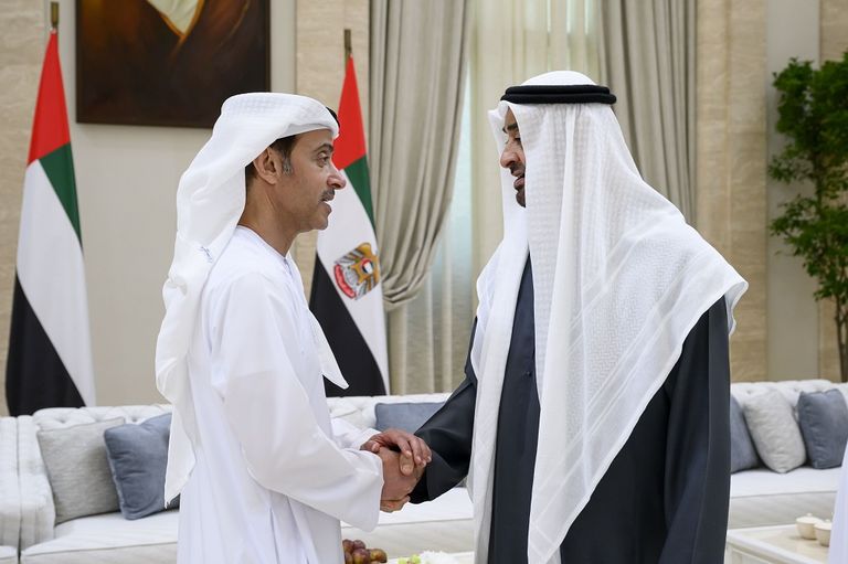 الشيخ محمد بن زايد آل نهيان والشيخ محمد بن راشد آل مكتوم يشهدان عرسا جماعيا