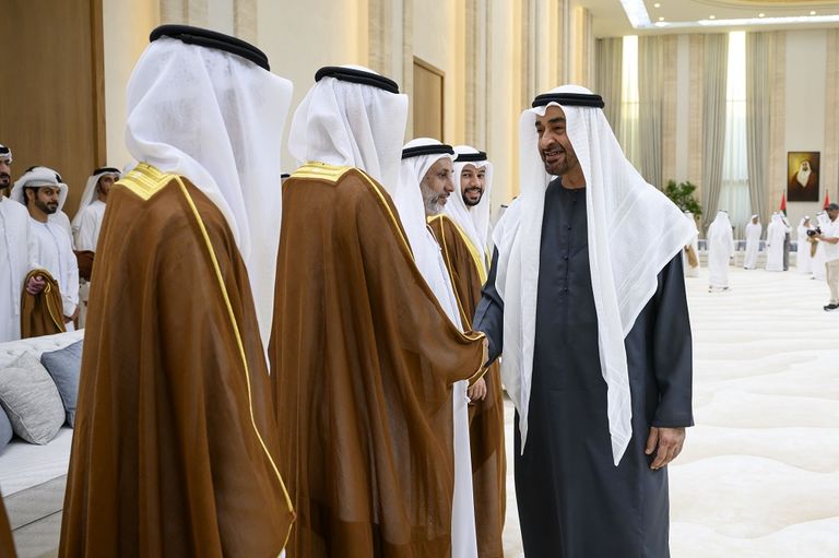 الشيخ محمد بن زايد آل نهيان والشيخ محمد بن راشد آل مكتوم يشهدان عرسا جماعيا