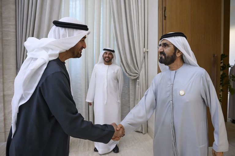 الشيخ محمد بن زايد آل نهيان والشيخ محمد بن راشد آل مكتوم يشهدان عرسا جماعيا