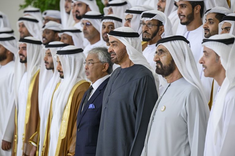 الشيخ محمد بن زايد آل نهيان والشيخ محمد بن راشد آل مكتوم يشهدان عرسا جماعيا